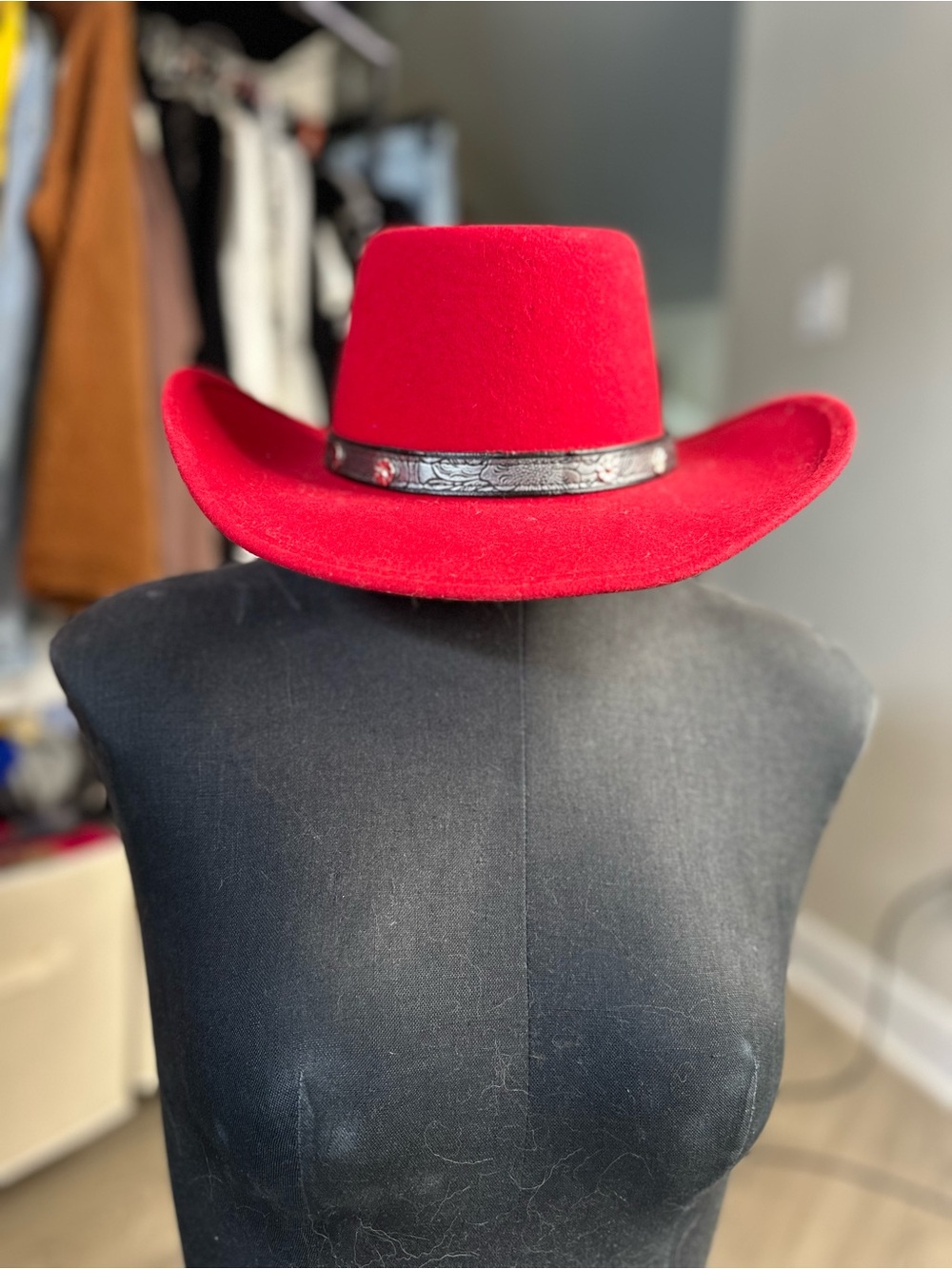 Red Wool Felt Cowboy Hat with Silver Tooled Band - Picture 3 of 7